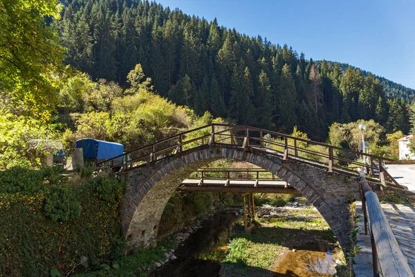 Herfst landschap met Romeinse brug in de stad van Shiroka Laka, Smolyan regio — Stockfoto