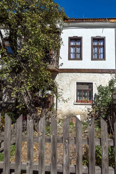 Vista panorámica con casas antiguas en la ciudad de Shiroka Laka, región de Smolyan — Foto de Stock