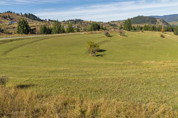Erstaunliche herbstliche landschaft in der nähe des dorfes gela, rhodopenberge — Stockfoto