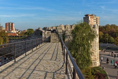Nis, Sırbistan - 21 Ekim 2017: panoramik şehir NIS ve Nisava Nehri Köprüsü