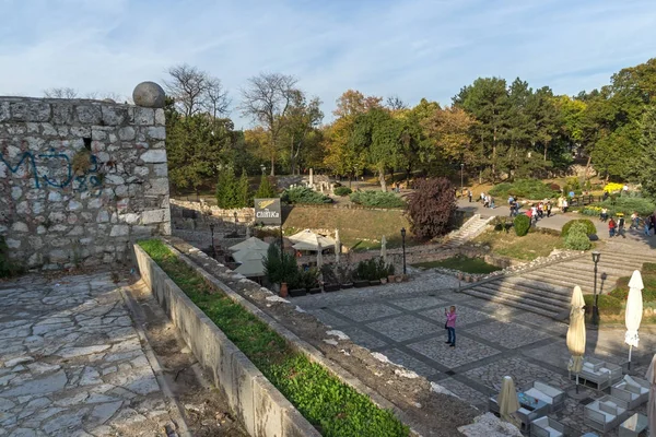 NIS, SERBIA- 21 DE OCTUBRE DE 2017: Vista interior de la fortaleza y el parque en la ciudad de Nis — Foto de Stock