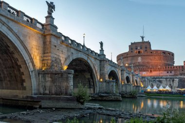 Roma, İtalya - 22 Haziran 2017: Şaşırtıcı günbatımı St. Angelo Köprüsü görüntülemek ve st. Angelo Roma şehir kale