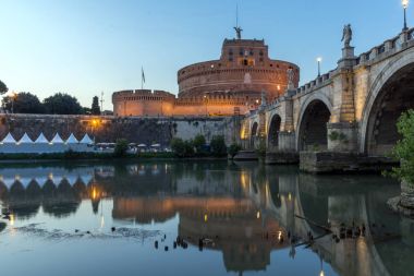Roma, İtalya - 22 Haziran 2017: Şaşırtıcı günbatımı St. Angelo Köprüsü görüntülemek ve st. Angelo Roma şehir kale