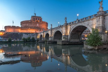 Roma, İtalya - 22 Haziran 2017: Şaşırtıcı günbatımı St. Angelo Köprüsü görüntülemek ve st. Angelo Roma şehir kale