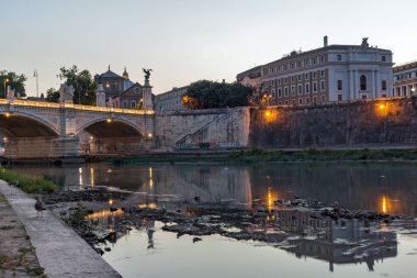 Rome, İtalya - 22 Haziran 2017: Muhteşem gün batımı görünümü Roma şehrinin içinde Tiber Nehri'nin