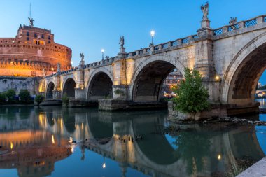 Roma, İtalya - 22 Haziran 2017: Şaşırtıcı günbatımı St. Angelo Köprüsü görüntülemek ve st. Angelo Roma şehir kale