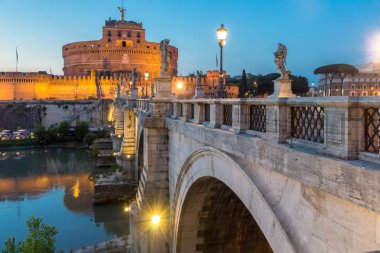 Roma, İtalya - 22 Haziran 2017: Şaşırtıcı günbatımı St. Angelo Köprüsü görüntülemek ve st. Angelo Roma şehir kale