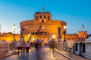 Roma, İtalya - 22 Haziran 2017: Şaşırtıcı günbatımı St. Angelo Köprüsü görüntülemek ve st. Angelo Roma şehir kale