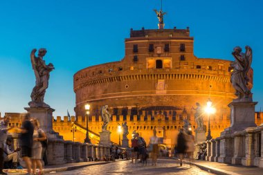 Roma, İtalya - 22 Haziran 2017: Şaşırtıcı günbatımı St. Angelo Köprüsü görüntülemek ve st. Angelo Roma şehir kale