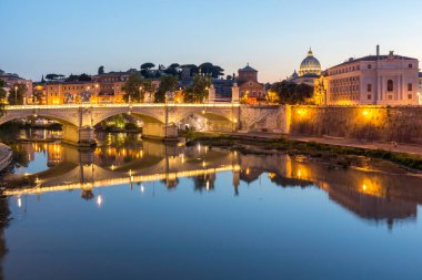 Rome, İtalya - 22 Haziran 2017: Muhteşem gün batımı görünümü Roma şehrinin içinde Tiber Nehri'nin