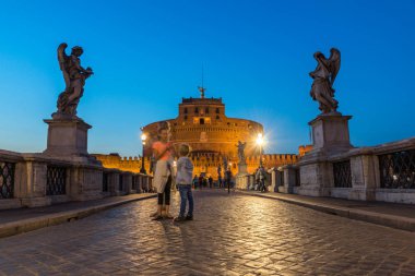 Roma, İtalya - 22 Haziran 2017: Şaşırtıcı günbatımı St. Angelo Köprüsü görüntülemek ve st. Angelo Roma şehir kale