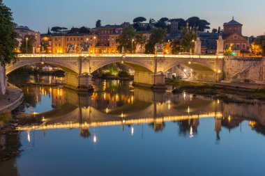 Rome, İtalya - 22 Haziran 2017: Muhteşem gün batımı görünümü Roma şehrinin içinde Tiber Nehri'nin