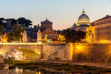Rome, İtalya - 22 Haziran 2017: Roma'da Vatikan'a ve Aziz Petrus Bazilikası'nın güzel bir gece fotoğrafı