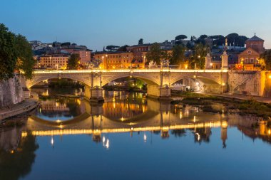 Rome, İtalya - 22 Haziran 2017: Muhteşem gün batımı görünümü Roma şehrinin içinde Tiber Nehri'nin