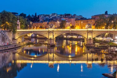 Rome, İtalya - 22 Haziran 2017: Muhteşem gün batımı görünümü Roma şehrinin içinde Tiber Nehri'nin