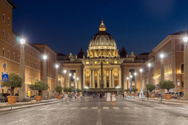 Rome, İtalya - 22 Haziran 2017: Roma'da Vatikan'a ve Aziz Petrus Bazilikası'nın güzel bir gece fotoğrafı
