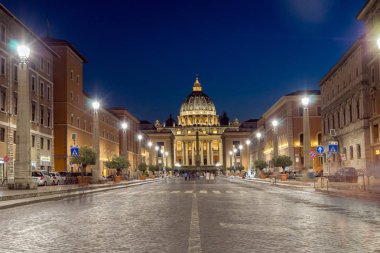 Rome, İtalya - 22 Haziran 2017: Roma'da Vatikan'a ve Aziz Petrus Bazilikası'nın güzel bir gece fotoğrafı