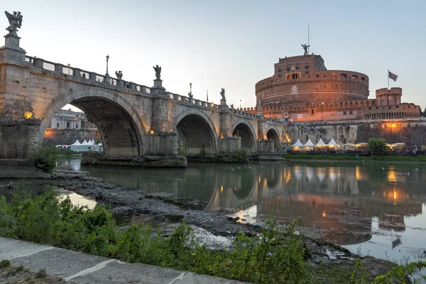 ROMA, ITÁLIA - JUNHO 22, 2017: Espantosa vista do pôr-do-sol da Ponte de São Ângelo e do Castelo de Santo Ângelo, na cidade de Roma — Fotografia de Stock
