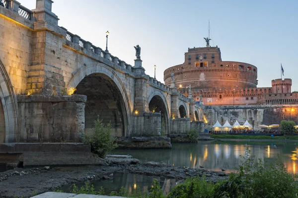 Rom, italien - 22. juni 2017: atemberaubender sonnenuntergang mit blick auf die st. angelobrücke und das schloss st. angelo in rom — Stockfoto