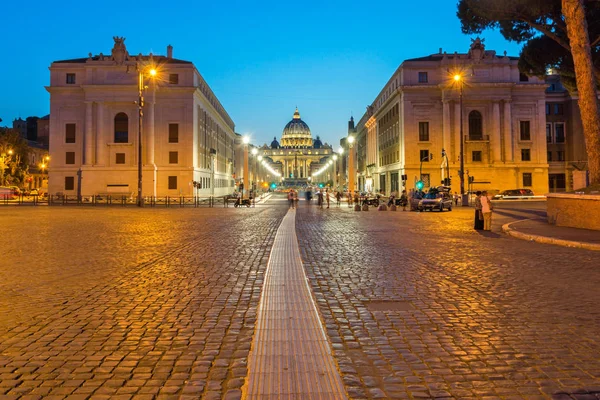 ローマのバチカン市国、サン ・ ピエトロ大聖堂のローマ, イタリア - 2017 年 6 月 22 日: 驚くべき夜の写真 — ストック写真