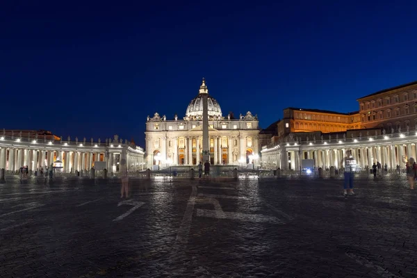 ROME, ITALIE - 22 JUIN 2017 : Incroyable Nuit photo du Vatican et de la basilique Saint-Pierre à Rome — Photo