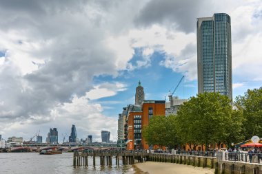 Londra - 15 Haziran 2016: Thames Nehri ve Londra panoramik manzaralı