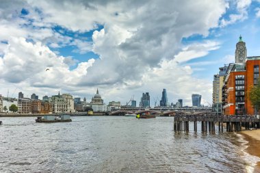 Londra - 15 Haziran 2016: Thames Nehri ve Londra panoramik manzaralı