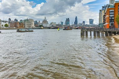 Londra - 15 Haziran 2016: Thames Nehri ve Londra panoramik manzaralı