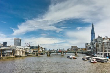 Londra - 15 Haziran 2016: Thames Nehri ve Londra panoramik manzaralı