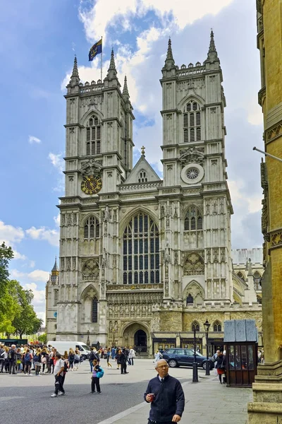 LONDRES, ANGLETERRE - 15 JUIN 2016 : Clocher de l "église Saint-Pierre à Westminster, Londres, Angleterre — Photo