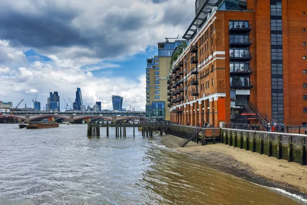 Londra - 15 Haziran 2016: Thames Nehri ve Londra panoramik manzaralı