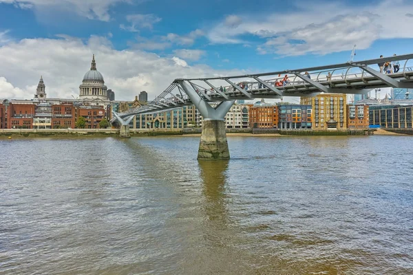 London, england - juni 15, 2016: st. paul 's cathedral und millennium bridge, london, england — Stockfoto