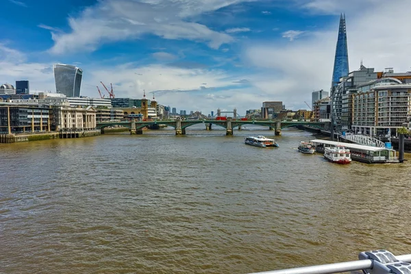 LONDRES, INGLÊS - 15 DE JUNHO DE 2016: Vista panorâmica do rio Tâmisa e da cidade de Londres — Fotografia de Stock