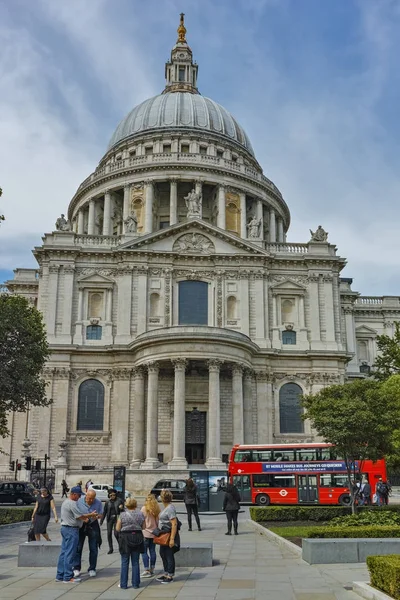 LONDRES, INGLATERRA - 15 DE JUNIO DE 2016: Increíble vista de la Catedral de San Pablo en Londres — Foto de Stock