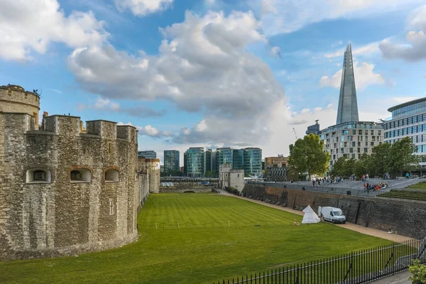 LONDON, ENGLAND - JUNE 15, 2016:  Historic Tower of London and Shard, England — Zdjęcie stockowe