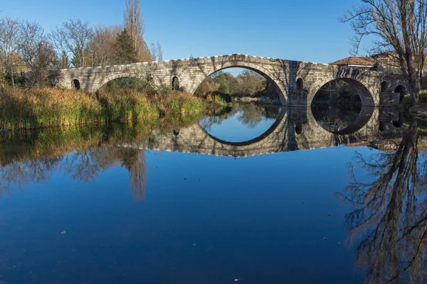 Kadin a maioria - uma ponte de pedra do século XV sobre o rio Struma em Nevestino, Bulgária — Fotografia de Stock