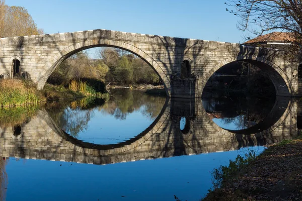 Kadin most - eine steinerne Bogenbrücke aus dem 15. Jahrhundert über den Struma-Fluss bei nevestino, Bulgarien — Stockfoto