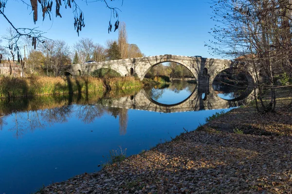 Kadin a maioria - uma ponte de pedra do século XV sobre o rio Struma em Nevestino, Bulgária — Fotografia de Stock
