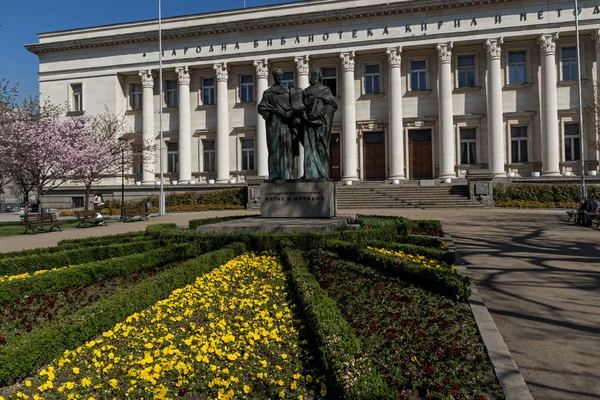 SOFIA, BULGARIA - 1 DE ABRIL DE 2017: Vista de primavera de la Biblioteca Nacional de San Cirilo y San Metodio en Sofía , —  Fotos de Stock
