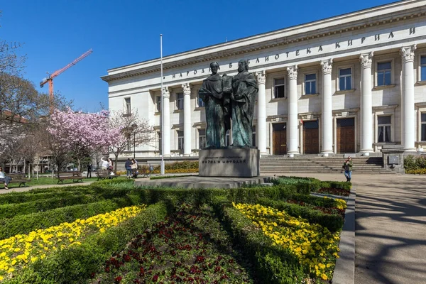 Sofie, Bulharsko - 1. dubna 2017: Jarní pohled národní knihovna sv. Cyrila a Metoděj v Sofii, — Stock fotografie