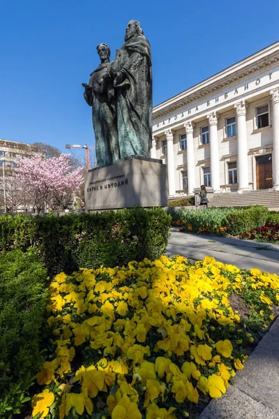 SOFIA, BULGARIA - 1 DE ABRIL DE 2017: Vista de primavera de la Biblioteca Nacional de San Cirilo y San Metodio en Sofía , —  Fotos de Stock