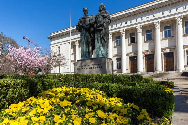 SOFIA, BULGARIA - 1 DE ABRIL DE 2017: Vista de primavera de la Biblioteca Nacional de San Cirilo y San Metodio en Sofía , —  Fotos de Stock