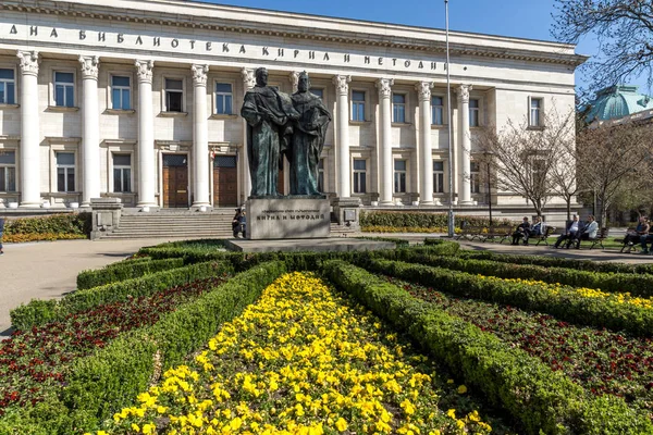 SOFIA, BULGÁRIA - 1 de abril de 2017: Vista de primavera da Biblioteca Nacional São Cirilo e São Metódio em Sófia , — Fotografia de Stock