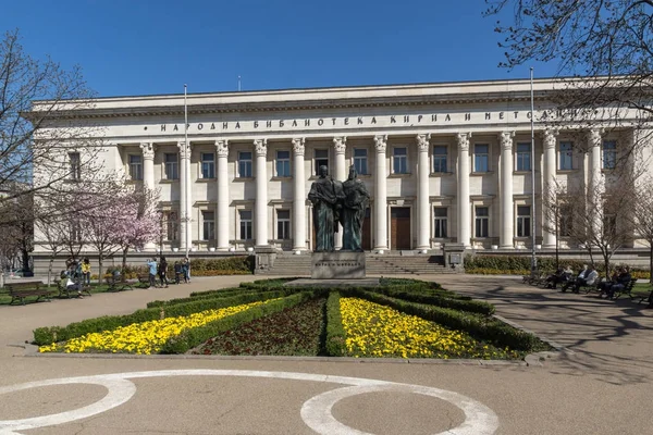 SOFIA, BULGÁRIA - 1 de abril de 2017: Vista de primavera da Biblioteca Nacional São Cirilo e São Metódio em Sófia , — Fotografia de Stock