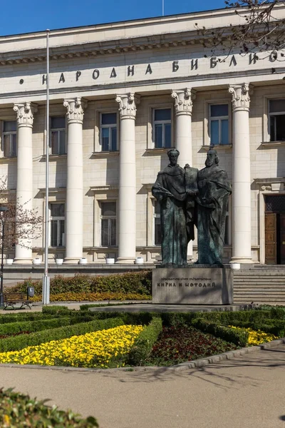 Sofia, Bulgarije - 1 April 2017: Voorjaar weergave van nationale Library St. Cyrillus en St. Methodius in Sofia, — Stockfoto