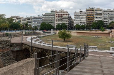 Thessaloniki, Yunanistan - 30 Eylül 2017: Ruins of Roma Forum Thessaloniki, Yunanistan'ın şehir merkezinde
