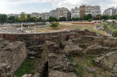 Thessaloniki, Yunanistan - 30 Eylül 2017: Ruins of Roma Forum Thessaloniki, Yunanistan'ın şehir merkezinde