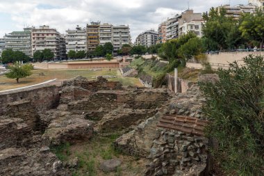 Thessaloniki, Yunanistan - 30 Eylül 2017: Ruins of Roma Forum Thessaloniki, Yunanistan'ın şehir merkezinde