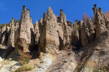 Radan dağ kasabasında kaya oluşumu Şeytan'ın sonbahar manzara şaşırtıcı