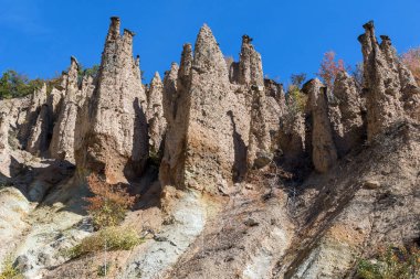 Radan dağ kasabasında kaya oluşumu Şeytan'ın sonbahar manzara şaşırtıcı